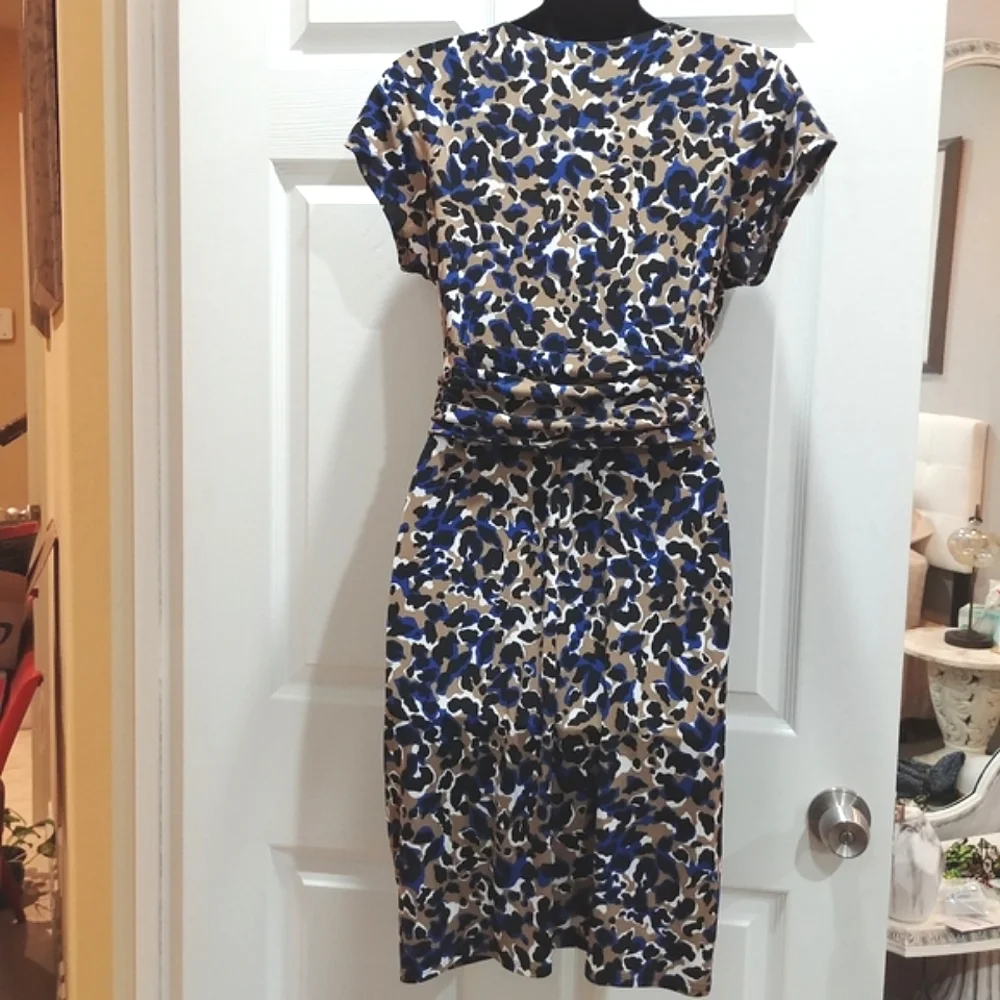 Laundry By Shelli blue leopard splotch deep V neck Feminine dress size 6